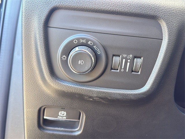 Jeep Grand Cherokee Vehicle Full-screen Gallery Image 19