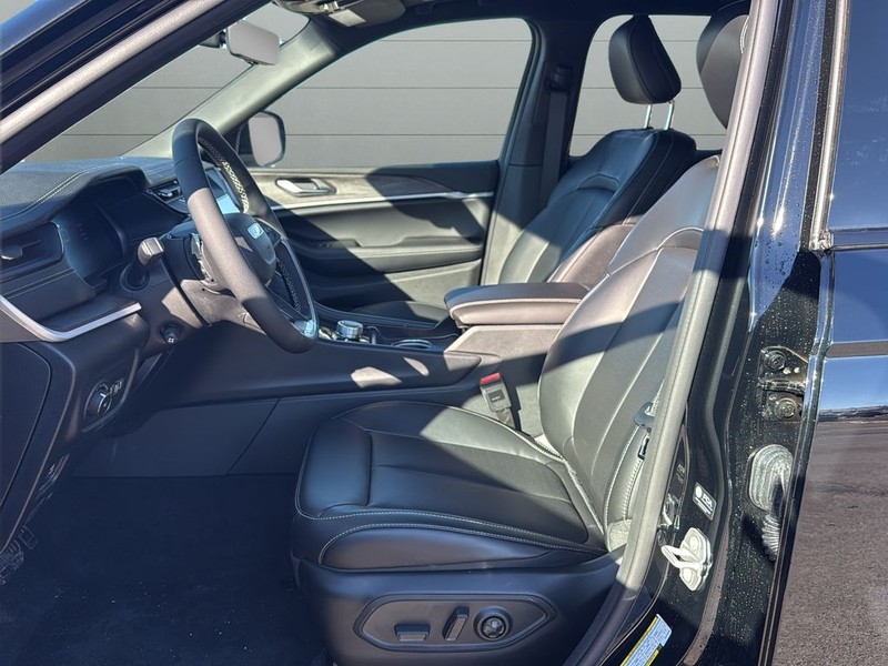 Jeep Grand Cherokee Vehicle Full-screen Gallery Image 10