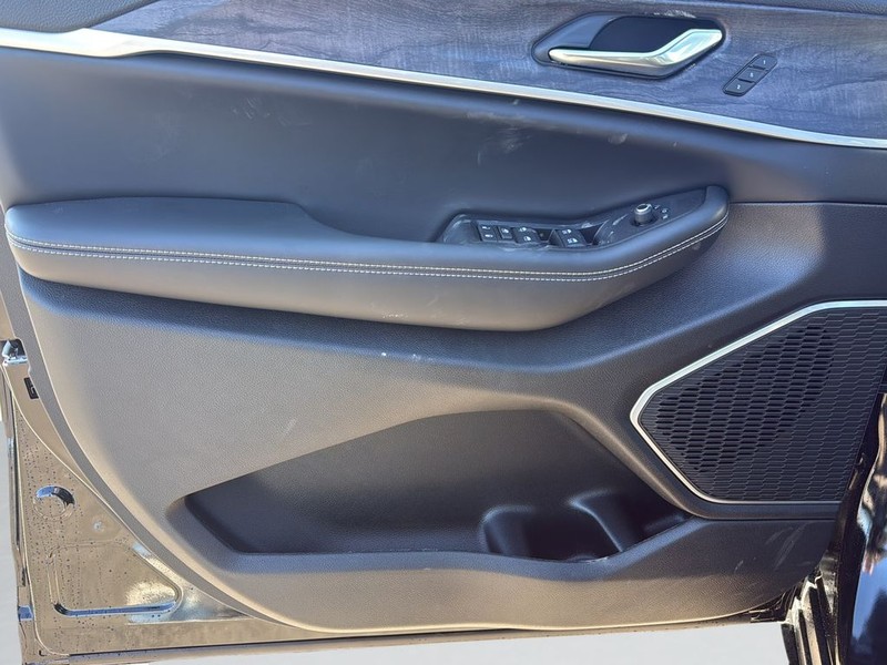 Jeep Grand Cherokee Vehicle Full-screen Gallery Image 11