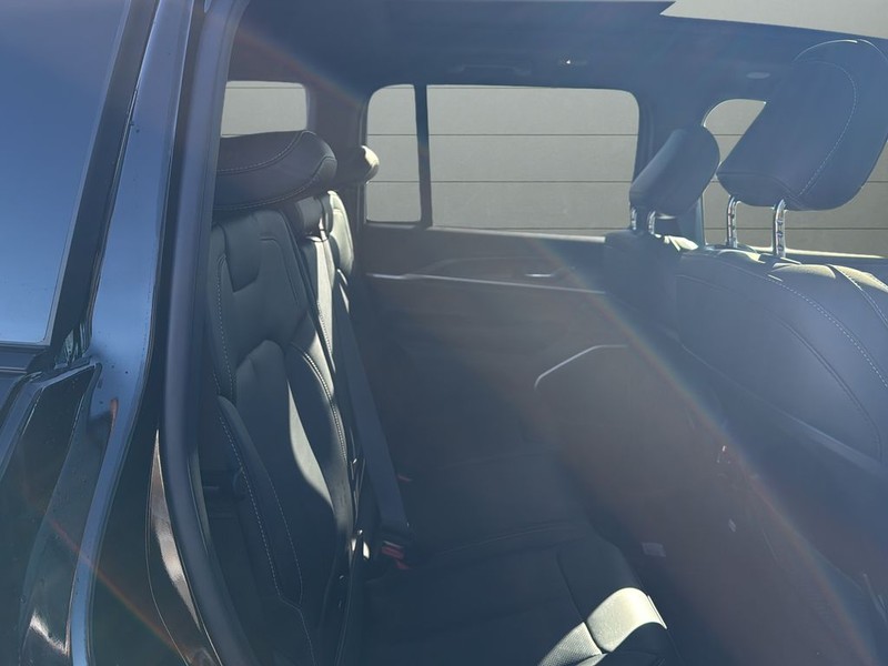 Jeep Grand Cherokee Vehicle Full-screen Gallery Image 14