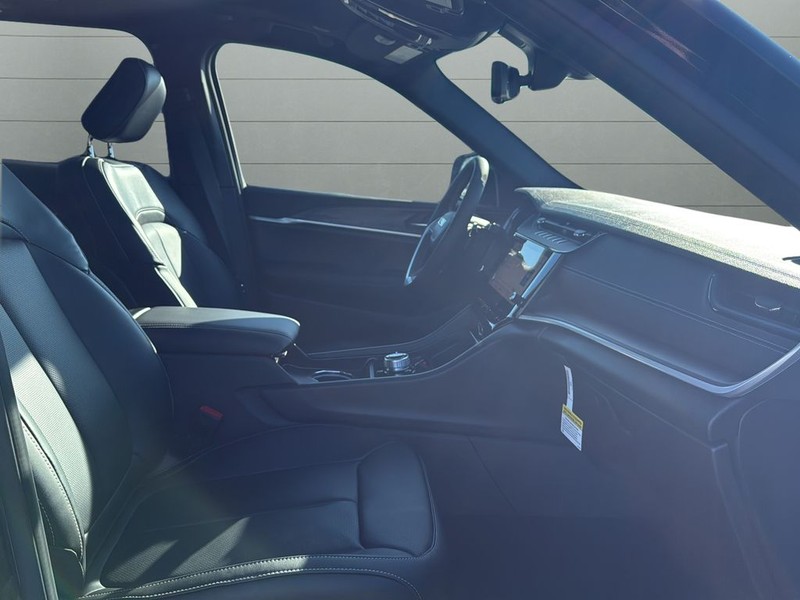 Jeep Grand Cherokee Vehicle Full-screen Gallery Image 15