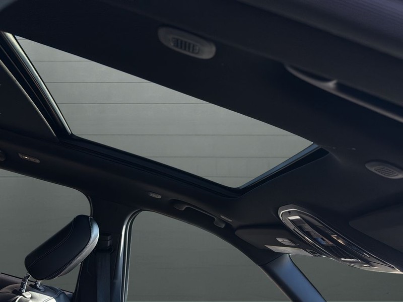 Jeep Grand Cherokee Vehicle Full-screen Gallery Image 16