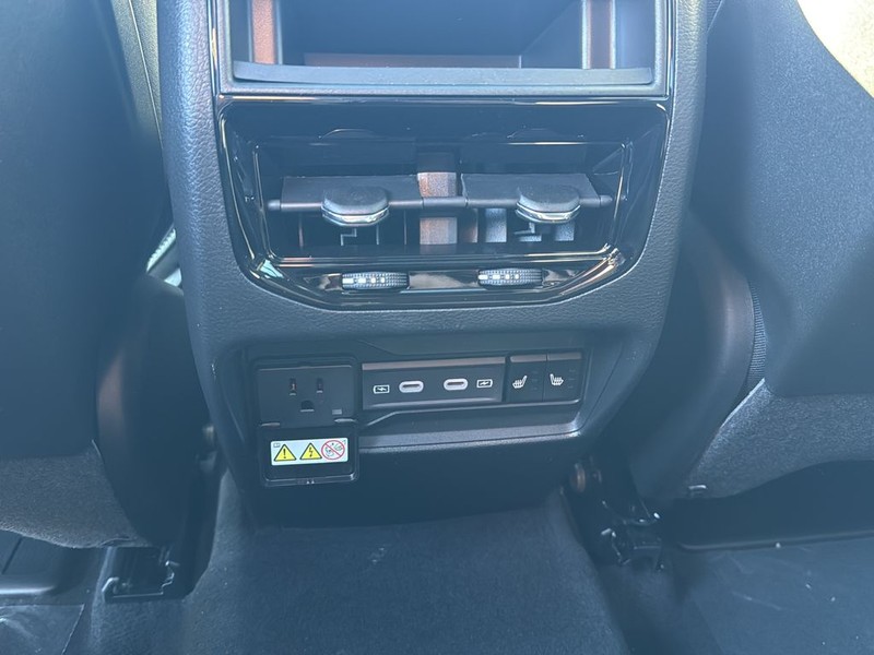 Jeep Grand Cherokee Vehicle Full-screen Gallery Image 18