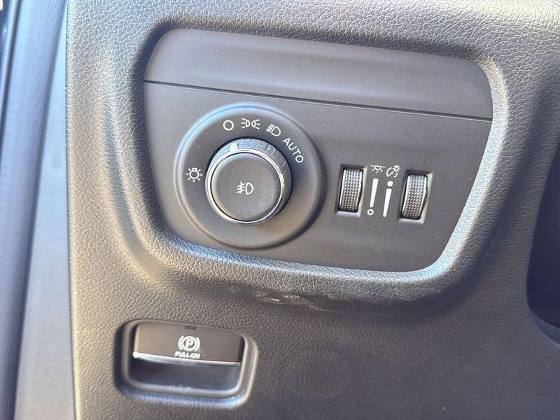 Jeep Grand Cherokee Vehicle Full-screen Gallery Image 19