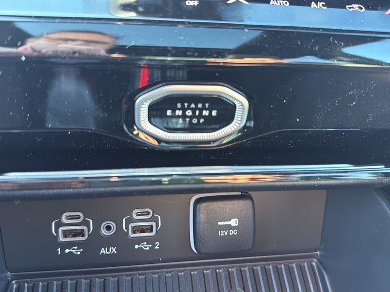 Jeep Grand Cherokee Vehicle Full-screen Gallery Image 21