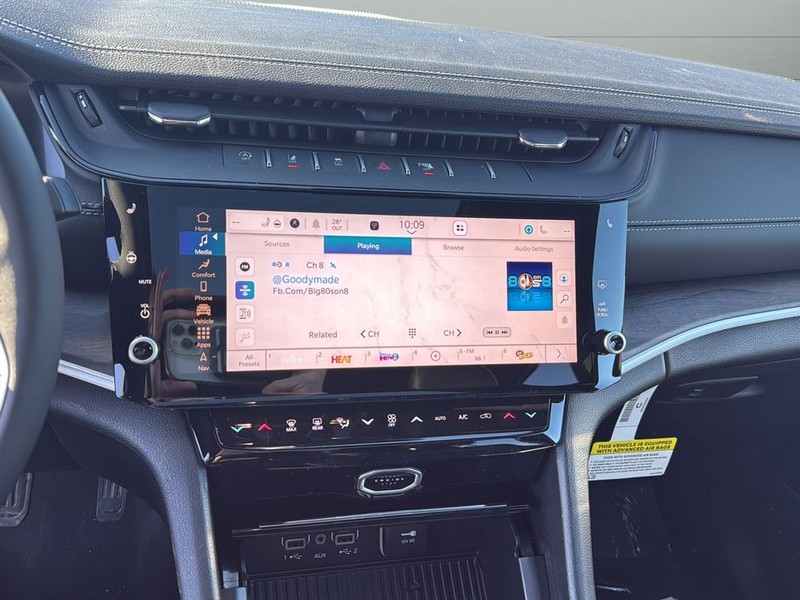 Jeep Grand Cherokee Vehicle Full-screen Gallery Image 23