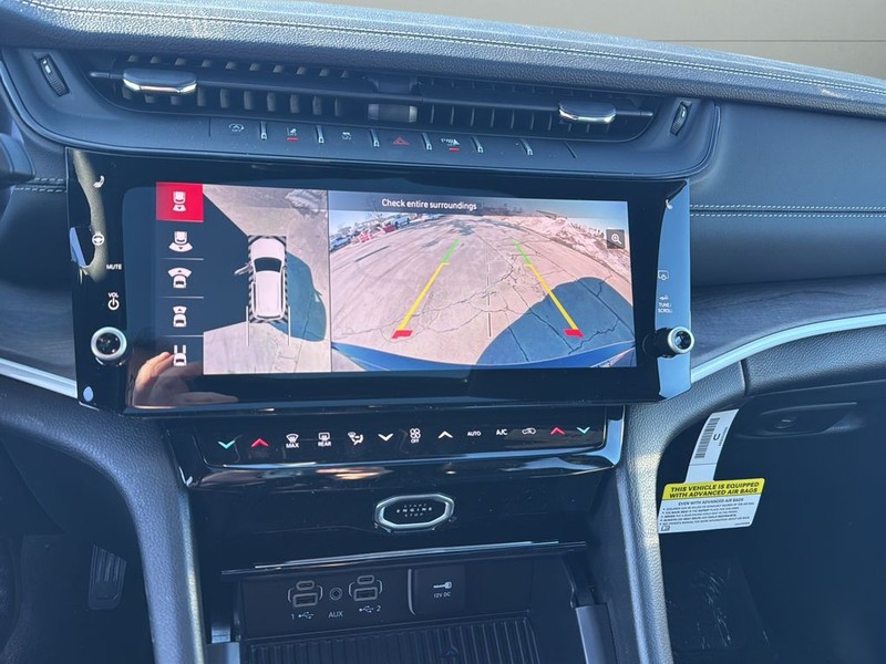 Jeep Grand Cherokee Vehicle Full-screen Gallery Image 24