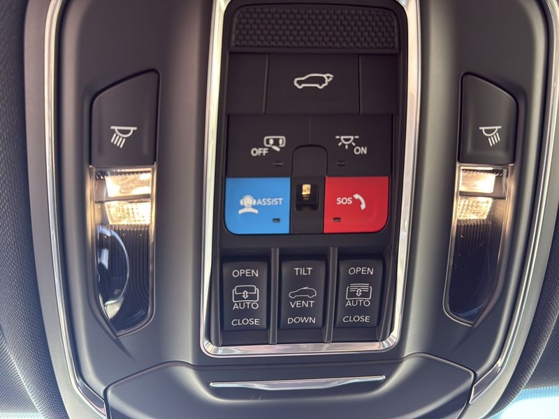 Jeep Grand Cherokee Vehicle Full-screen Gallery Image 25