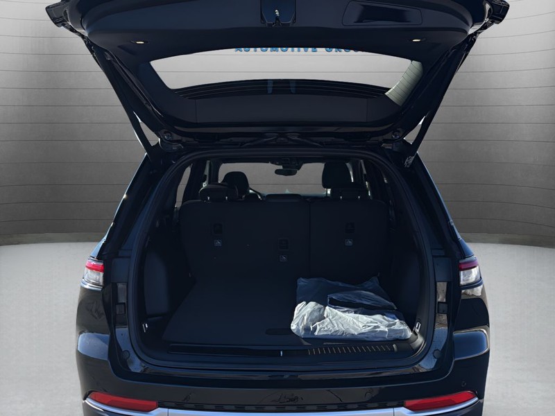 Jeep Grand Cherokee Vehicle Full-screen Gallery Image 26