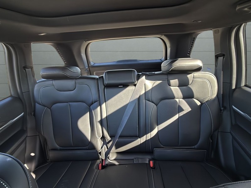 Jeep Grand Cherokee Vehicle Full-screen Gallery Image 29