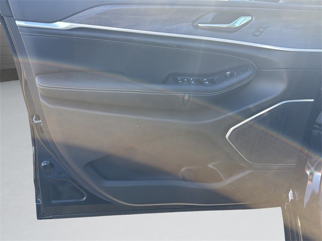 Jeep Grand Cherokee Vehicle Full-screen Gallery Image 11