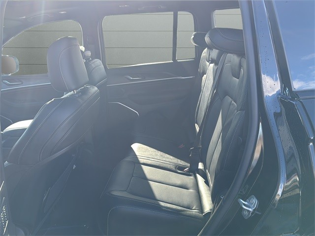 Jeep Grand Cherokee Vehicle Full-screen Gallery Image 17