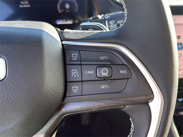 Jeep Grand Cherokee Vehicle Full-screen Gallery Image 20