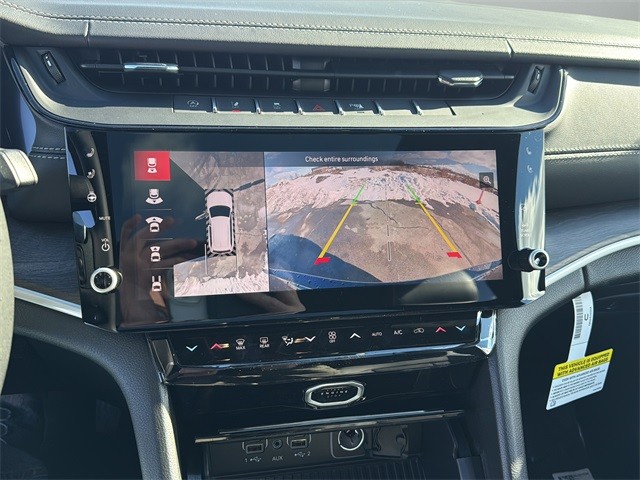 Jeep Grand Cherokee Vehicle Full-screen Gallery Image 24