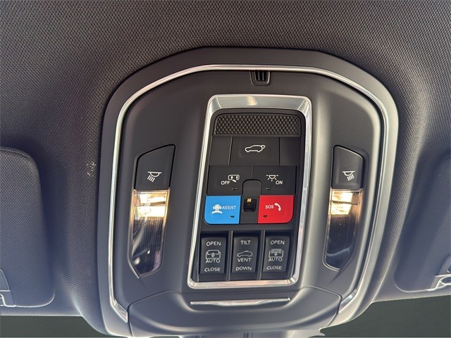 Jeep Grand Cherokee Vehicle Full-screen Gallery Image 25