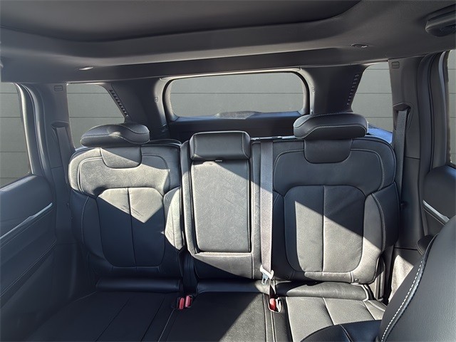 Jeep Grand Cherokee Vehicle Full-screen Gallery Image 29