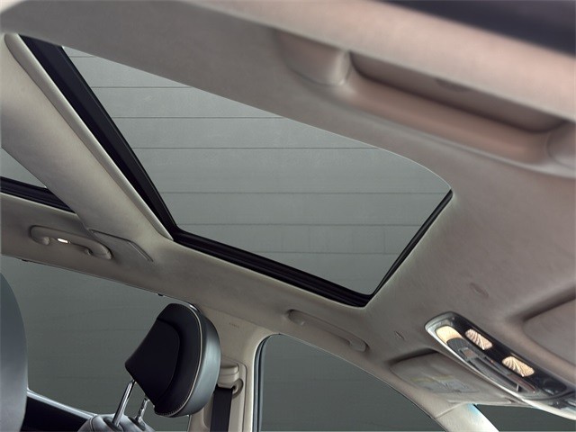 Genesis GV80 Vehicle Full-screen Gallery Image 16