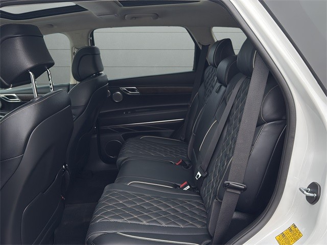 Genesis GV80 Vehicle Full-screen Gallery Image 17