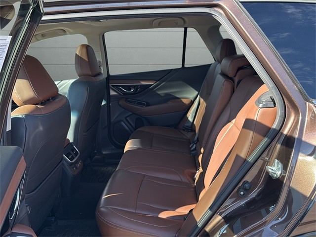 Subaru Outback Vehicle Full-screen Gallery Image 16