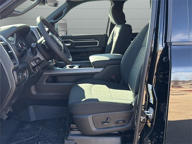 Ram 2500 Vehicle Full-screen Gallery Image 10