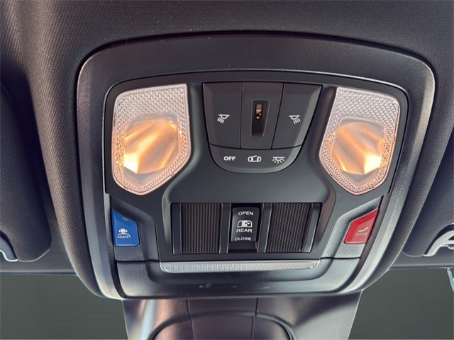 Ram 2500 Vehicle Full-screen Gallery Image 23