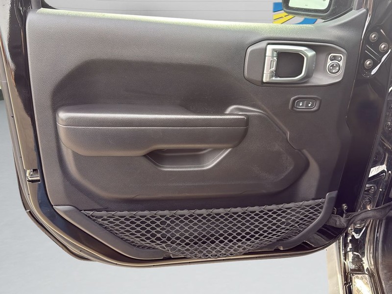 Jeep Gladiator Vehicle Full-screen Gallery Image 11