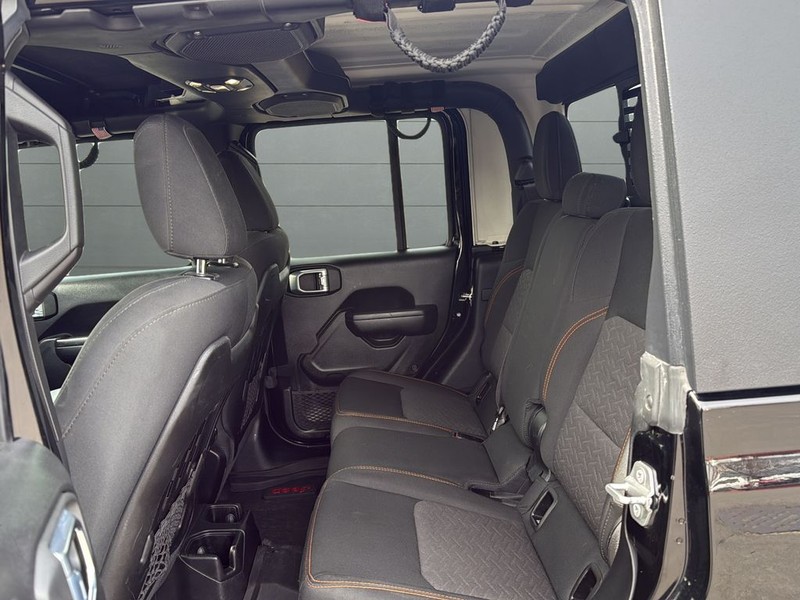 Jeep Gladiator Vehicle Full-screen Gallery Image 16