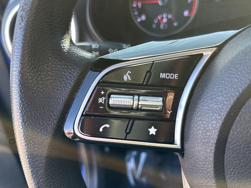 Kia Forte Vehicle Full-screen Gallery Image 9