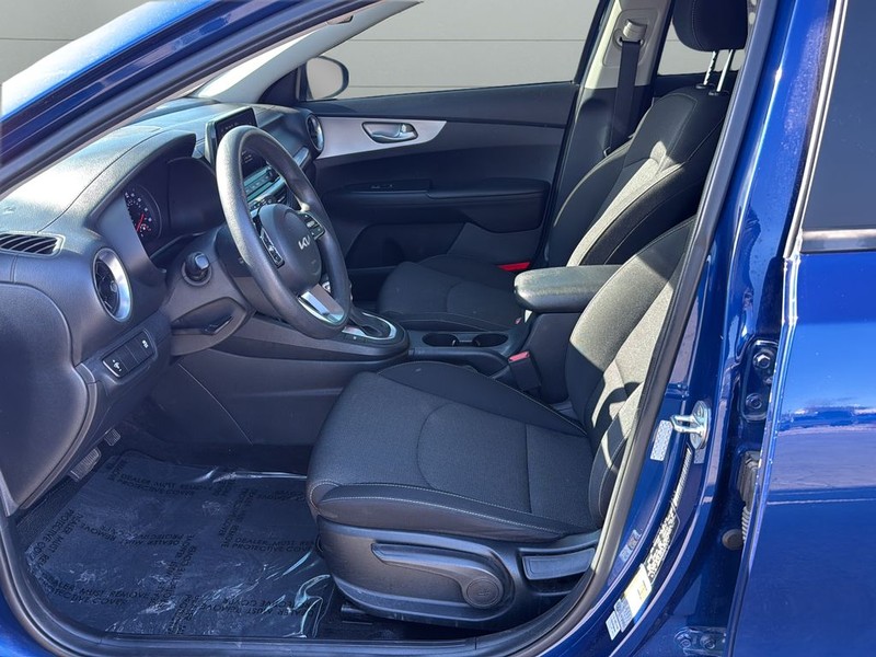 Kia Forte Vehicle Full-screen Gallery Image 10