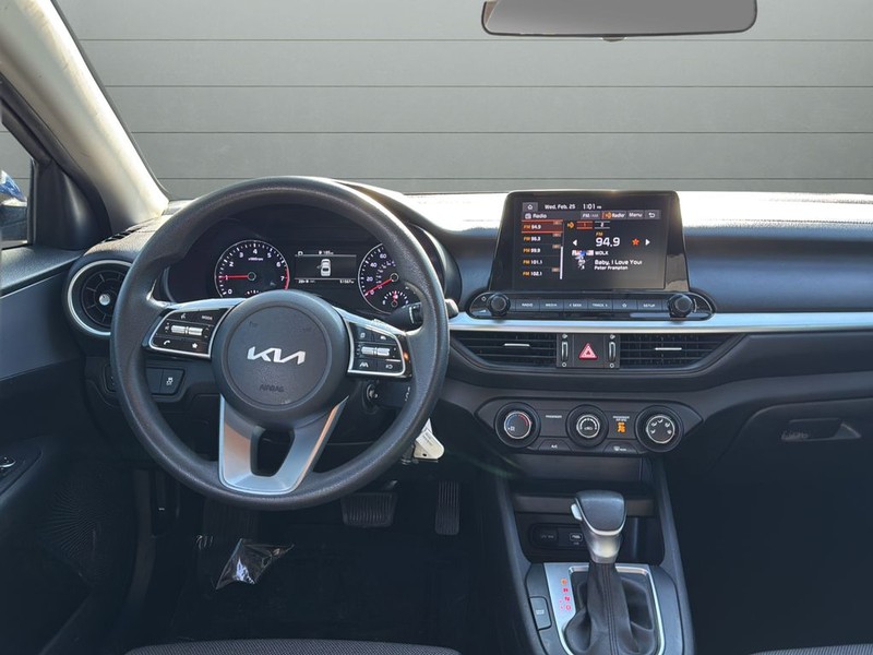 Kia Forte Vehicle Full-screen Gallery Image 11