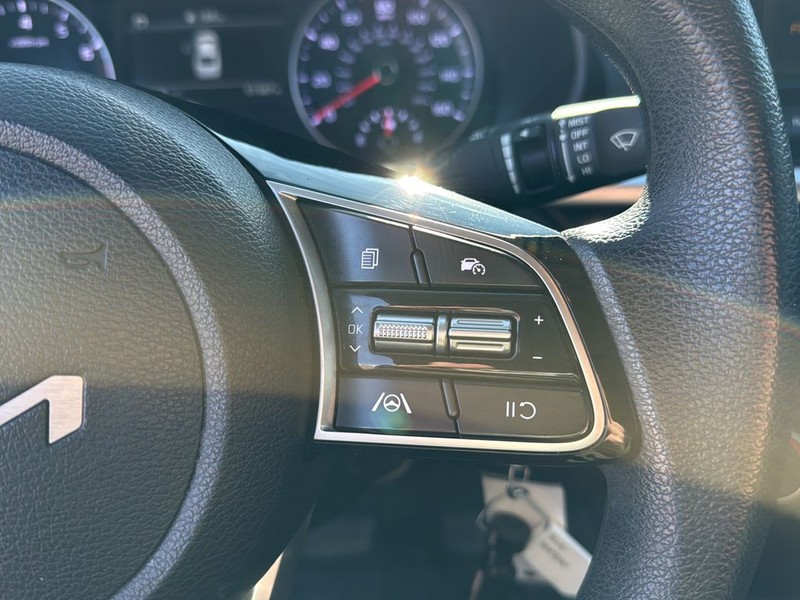 Kia Forte Vehicle Full-screen Gallery Image 17