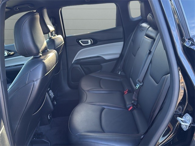 Jeep Compass Vehicle Full-screen Gallery Image 16