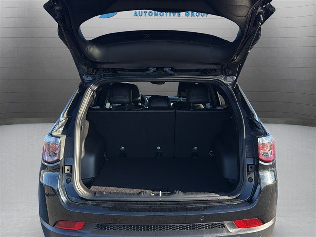 Jeep Compass Vehicle Full-screen Gallery Image 24