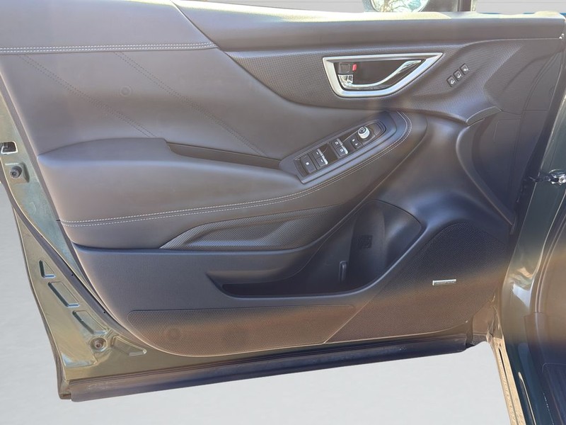 Subaru Forester Vehicle Full-screen Gallery Image 11