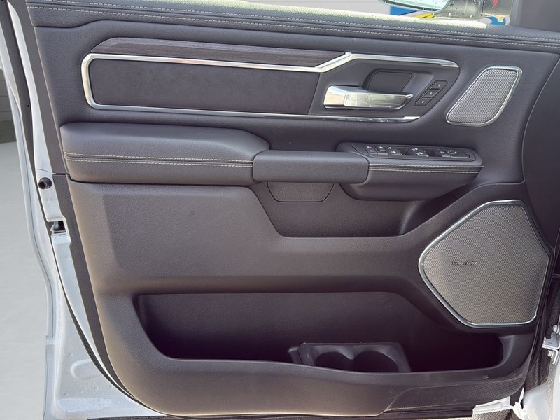 Ram 1500 Vehicle Full-screen Gallery Image 11