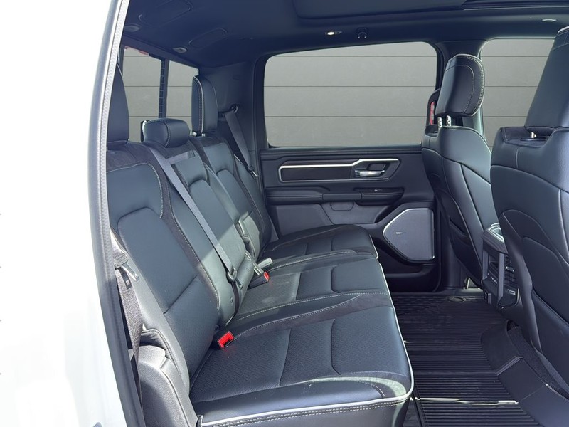 Ram 1500 Vehicle Full-screen Gallery Image 14