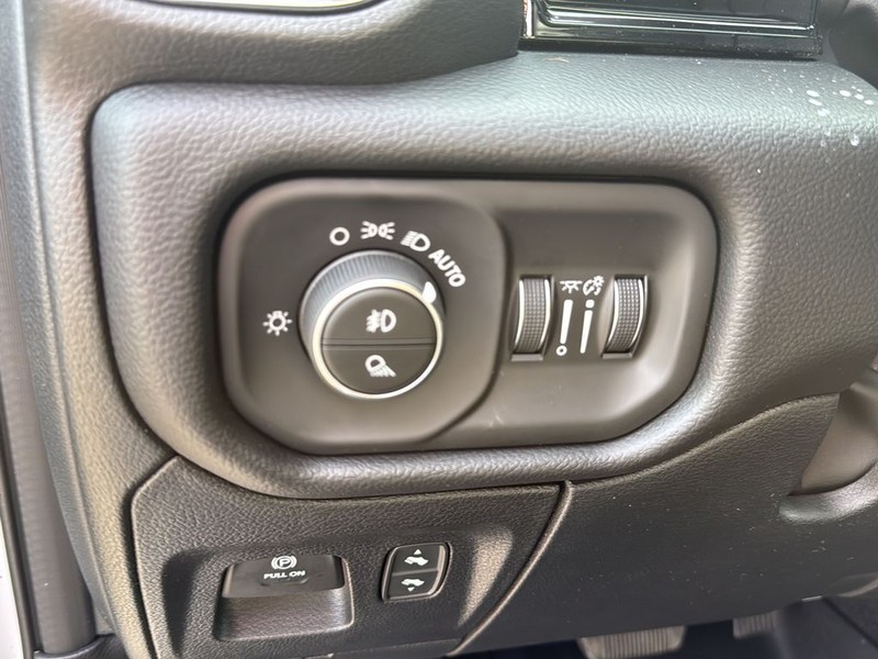 Ram 1500 Vehicle Full-screen Gallery Image 19