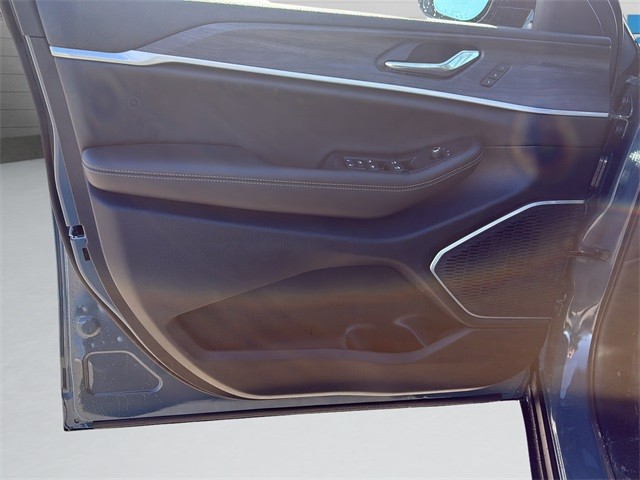 Jeep Grand Cherokee Vehicle Full-screen Gallery Image 11