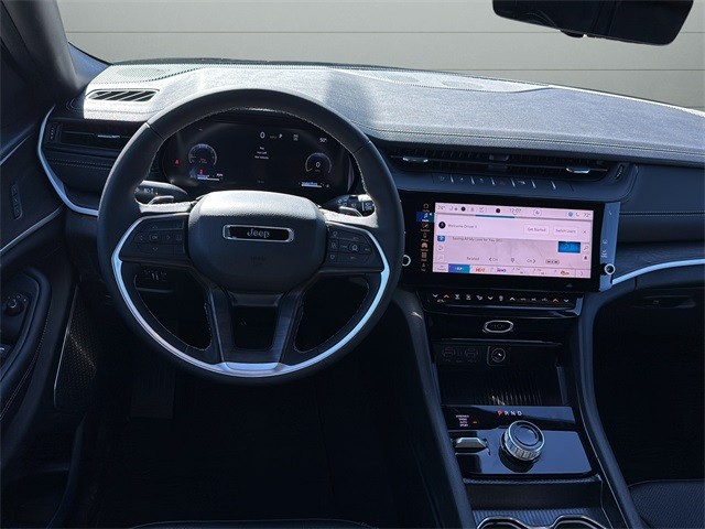 Jeep Grand Cherokee Vehicle Full-screen Gallery Image 12