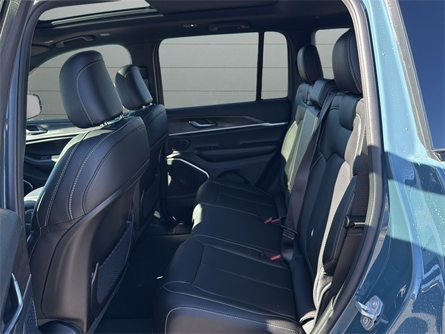 Jeep Grand Cherokee Vehicle Full-screen Gallery Image 17