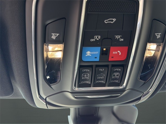 Jeep Grand Cherokee Vehicle Full-screen Gallery Image 25