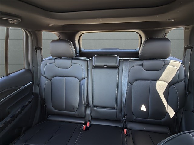 Jeep Grand Cherokee Vehicle Full-screen Gallery Image 29