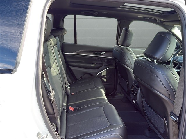 Jeep Grand Cherokee Vehicle Full-screen Gallery Image 14