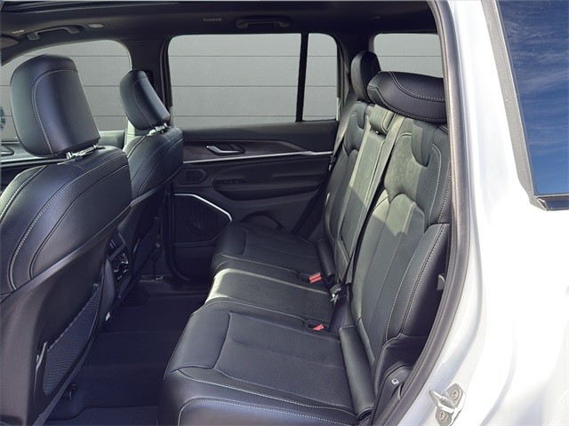 Jeep Grand Cherokee Vehicle Full-screen Gallery Image 17