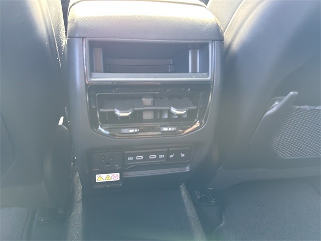 Jeep Grand Cherokee Vehicle Full-screen Gallery Image 18