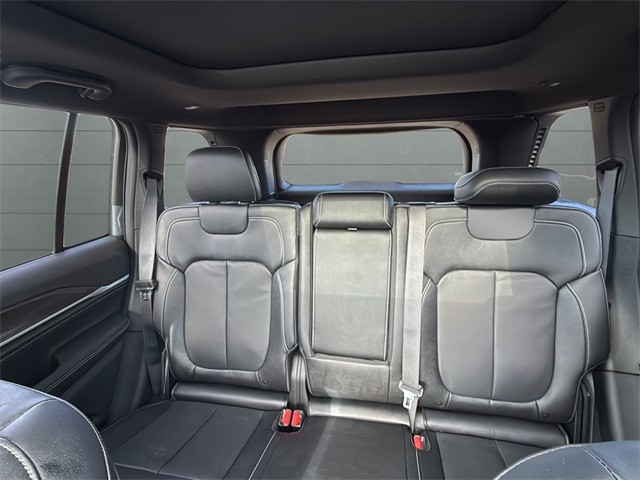 Jeep Grand Cherokee Vehicle Full-screen Gallery Image 29