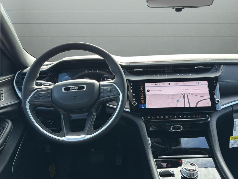 Jeep Grand Cherokee Vehicle Full-screen Gallery Image 12