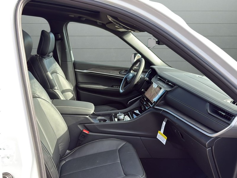 Jeep Grand Cherokee Vehicle Full-screen Gallery Image 15