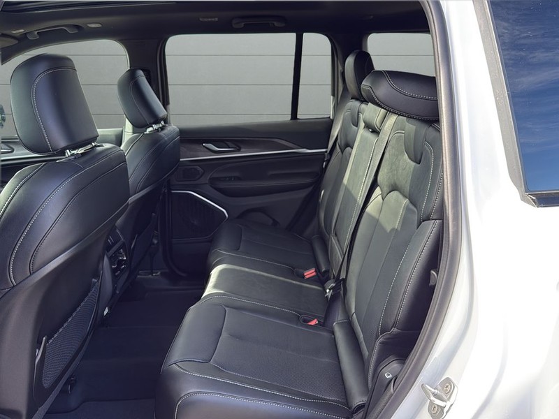 Jeep Grand Cherokee Vehicle Full-screen Gallery Image 17