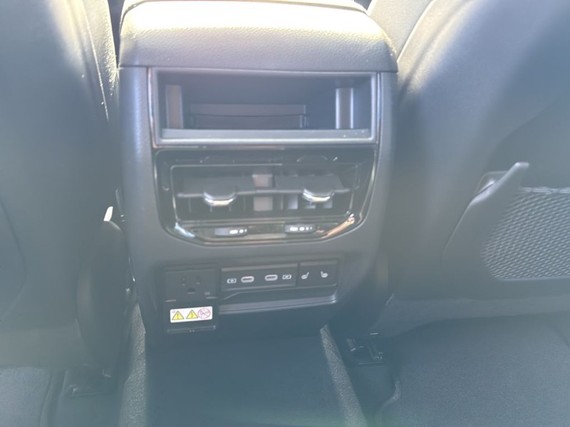 Jeep Grand Cherokee Vehicle Full-screen Gallery Image 18